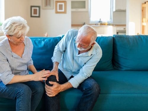 Anziano soffre a causa di un dolore al ginocchio