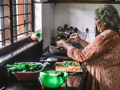 Anziana signora cucina