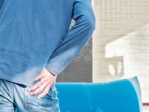 Uomo si tocca l'anca a causa di un dolore