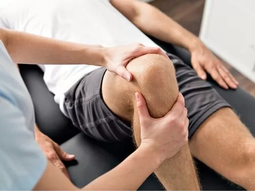 Seduta di fisioterapia al ginocchio